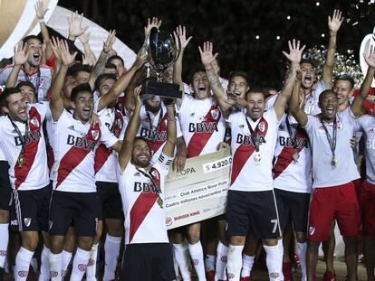 River Plate alza la Supercopa argentina tras vencer a Boca Juniors por 2-0 en Mendoza.