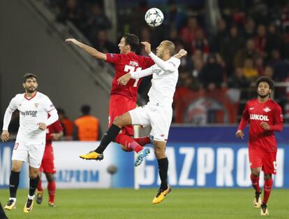 El sevillista Guido Pizarro salta junto al jugador del Spartak, Ivelin Popov, para hacerse con la posesión del balón.