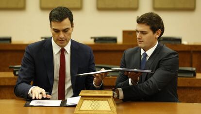 Pedro S&aacute;nchez y Albert Rivera, durante la firma del pacto PSOE-Ciudadanos.