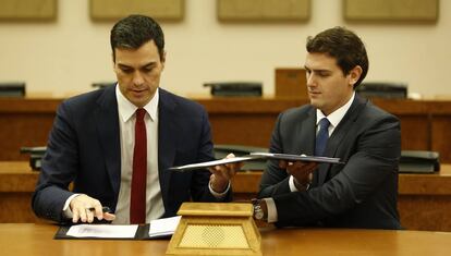Pedro Sánchez y Albert Rivera, durante la firma del pacto PSOE-Ciudadanos.