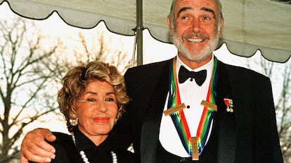 Sean Connery y Micheline Roquebrune, llegan a la Casa Blanca, en Washington, el 5 de diciembre de 1999 para una ceremonia del Kennedy Center en honor del actor.