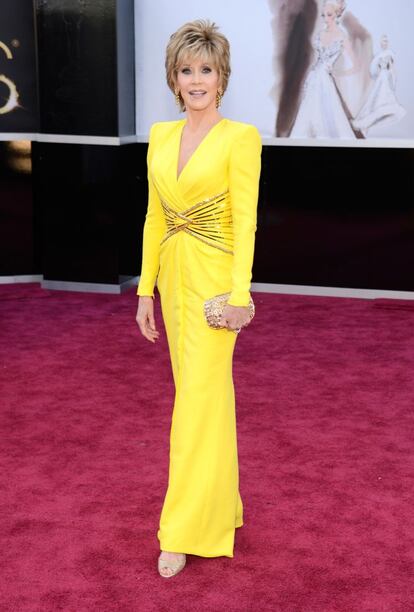 Jane Fonda ha hecho un pacto con el diablo. Tiene 75 años y se atreve con un vestido amarillo de escote generoso y cintura marcada, de Versace.