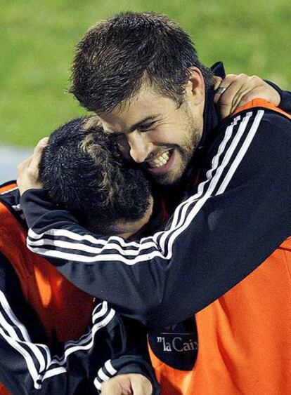 Piqué bromea con Cesc.