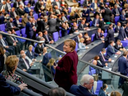 La canciller alemana, Angela Merkel, el martes durante la sesión constituyente del Bundestag, en Berlín. A su derecha, el presidente alemán, Frank-Walter Steinmeier.