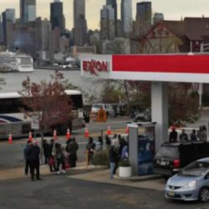 Fila de personas en una gasolinera de New Jersey