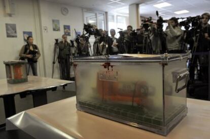 Las dos cajas negras del AF-447 rodeadas de periodistas minutos antes de la rueda de prensa en París