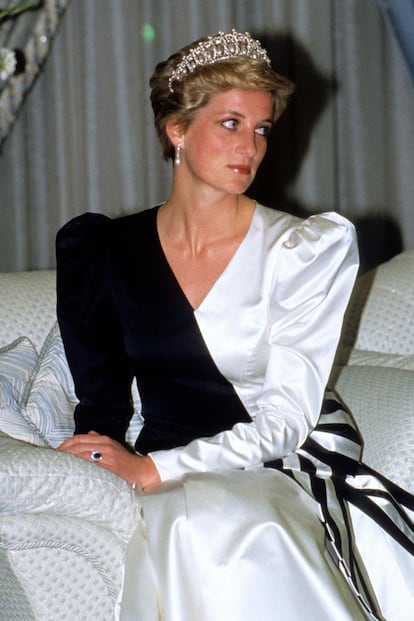 Más bicolor para Diana, esta vez en un acto en Arabia Saudí. El vestido era de David & Elizabeth Emanuel.