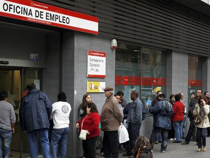 Cola de desempleados ante una Oficina de Empleo en el paseo de Acacias de Madrid.