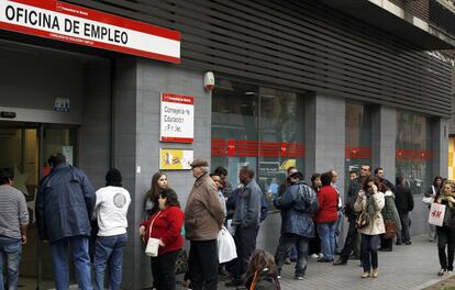 Cola de desempleados ante una Oficina de Empleo en el paseo de Acacias de Madrid.
