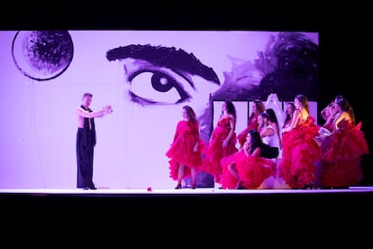 Manuel Liñán con un grupo de bailarines en ‘Llámame Lorca’, con la imagen del poeta de fondo.