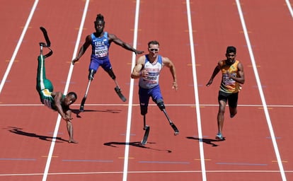 El sudafricano Ntando Mahlangu cae durante la prueba clasificatoria masculina de 100 metros en los Campeonatos Mundiales de Paratletismo celebrados en Londres (Inglaterra).