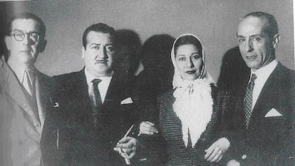 Los famosos compositores de copla -de izquierda a derecha- Manuel López-Quiroga, Rafael de León y Antonio Quintero, junto a su musa, Concha Piquer.