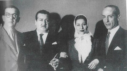 De izquierda a derecha, los famosos compositores de copla Manuel López-Quiroga, Rafael de León, junto a su musa Concha Piquer, y Antonio Quintero.