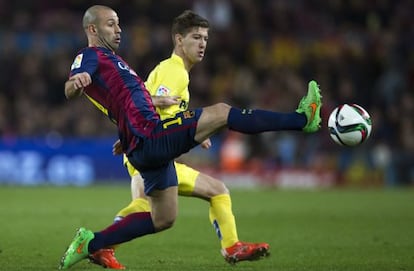 Mascherano se anticipa a Vietto.