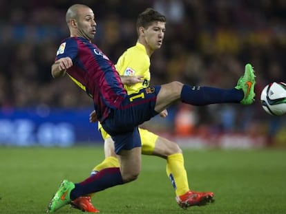 Mascherano se anticipa a Vietto.