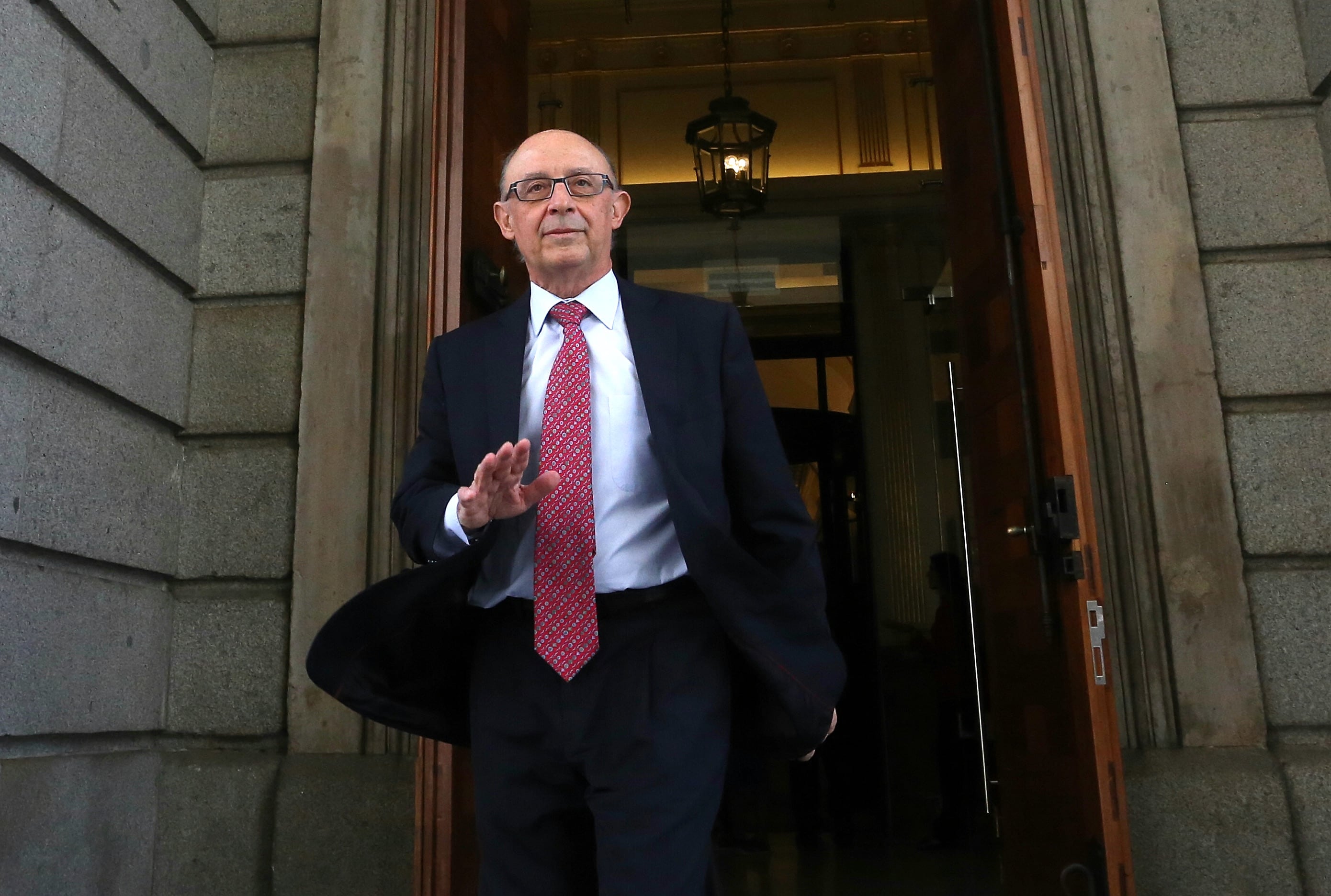 La Guardia Civil rastrea el presunto desvío de fondos del despacho de Montoro a una docena de países