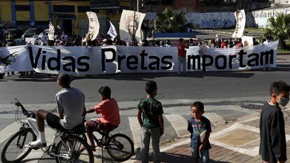 Manifestantes protestam contra a violência policial e racial em São Paulo, em julho de 2020.