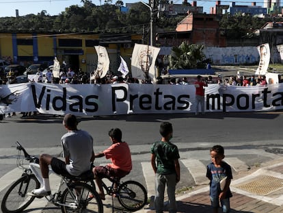 Manifestantes carregam faixa em protesto em São Paulo, em 4 de julho.