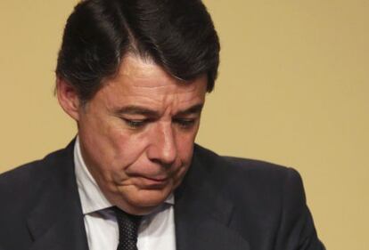 Gonz&aacute;lez revisa sus notas en la presentaci&oacute;n de los presupuestos.