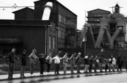 Cadena humana de protesta contra el desmantelamiento industrial de Duisburgo en 1984.