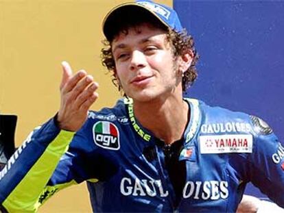 Valentino Rossi envía un beso desde lo más alto del podio de Mugello.