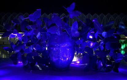 'Mariposas', de hierro fundido y con más de 7.400 kilos de peso, iluminada de azul.