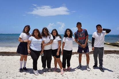 Estudiantes de la Secundaria Técnica Número 7 de Puerto Morelos.