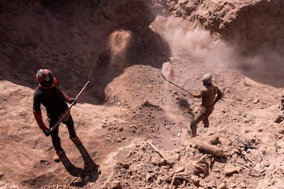 Mineros de oro artesanales excavan en los acantilados de la mina de Karakaene. La minería artesanal y a pequeña escala es uno de los sectores con mayores emisiones de mercurio en Senegal. Anualmente, se utilizan unas 5,2 toneladas: 3,9 en la región de Kédougou (donde se ubica Karakaene) y 1,3 en la de Tambacounda, en el centro del país. Así lo desvela un estudio de Paulin Maurice Toupane, investigador principal del Instituto de Estudios de Seguridad (ISS) de África.
