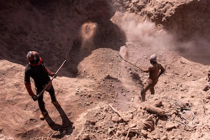 Mineros de oro artesanales excavan en los acantilados de la mina de Karakaene. La minería artesanal y a pequeña escala es uno de los sectores con mayores emisiones de mercurio en Senegal. Anualmente, se utilizan unas 5,2 toneladas: 3,9 en la región de Kédougou (donde se ubica Karakaene) y 1,3 en la de Tambacounda, en el centro del país. Así lo desvela un estudio de Paulin Maurice Toupane, investigador principal del Instituto de Estudios de Seguridad (ISS) de África. 