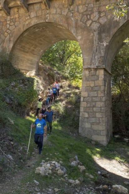 Excursionistas en el puente sobre el río Zumeta, en Santiago de la Espada (Jaén),