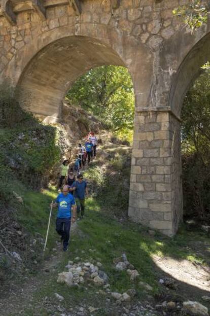 Excursionistas en el puente sobre el río Zumeta, en Santiago de la Espada (Jaén),