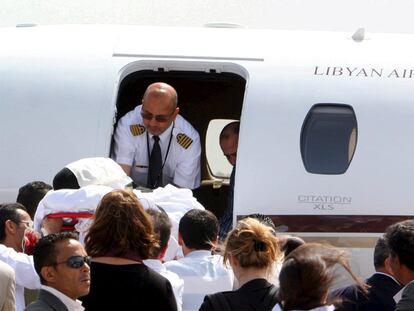 Ruben van Assouw, de 9 años, superviviente de la catástrofe aérea de Trípoli sube a un avión que lo llevó hasta Holanda, su país natal.
