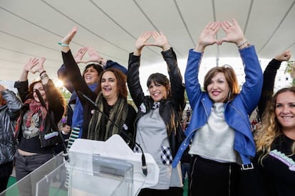 Teresa Rodríguez, en el centro, durante un acto feminista en Cádiz.