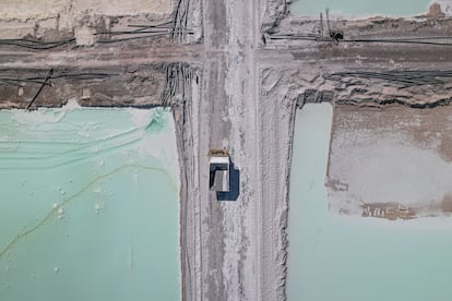 Un camión carga sulfato de litio en el Salar de Atacama, en Chile.