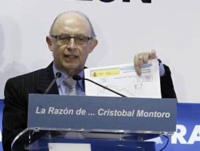 El ministro de Hacienda y Administraciones Públicas, Cristóbal Montoro, durante su intervención en el foro organizado por el diario La Razón, hoy en Madrid, en el ha explicado que la ampliación del plan de pago a proveedores en 2013 estará ligada a la obligación de las administraciones públicas de pagar a las empresas en un plazo máximo de 30 días.