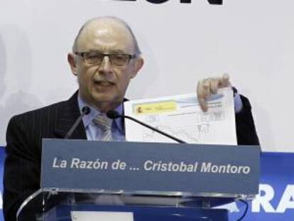 El ministro de Hacienda y Administraciones Públicas, Cristóbal Montoro, durante su intervención en el foro organizado por el diario La Razón, hoy en Madrid, en el ha explicado que la ampliación del plan de pago a proveedores en 2013 estará ligada a la obligación de las administraciones públicas de pagar a las empresas en un plazo máximo de 30 días.