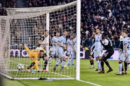 Paulo Dybala marca el primer gol de su equipo durante el partido de fútbol del Grupo D de la UEFA Champions League entre la Juventus y el Atlético de Madrid.