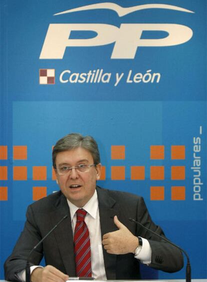 Fernández Santiago, ayer, durante una rueda de prensa.