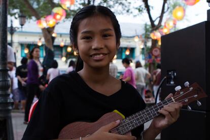 Thipchanok Praserith (Khaohom), de nueve a?os, no se separa de su ukelele, ni tampoco de su sonrisa. Sus compa?eros dicen que siempre est risue?a y que no hay nada que le haga estar triste.