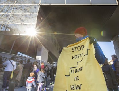 Protesta dels ve&iuml;ns contra l&#039;alberg. 