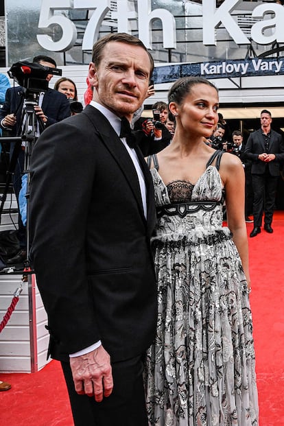 Michael Fassbender, con esmoquin, y Alicia Vikander, de Louis Vuitton.