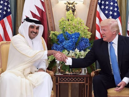 Trump troca aperto de mão com o emir do Catar, o xeque Tamim, em sua visita à capital saudita, em 21 de maio.