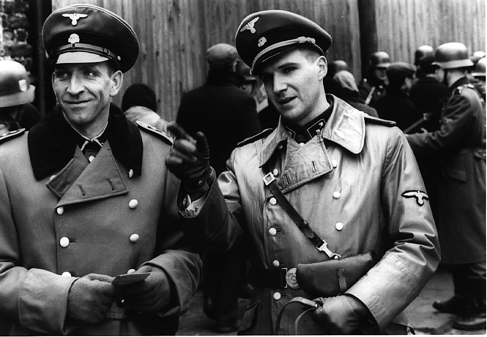 A la derecha, Ralph Fiennes en 'La lista de Schindler'.