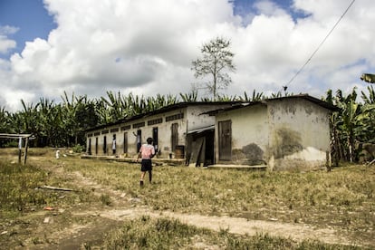 Un joven empleado de Furukawa camina hacia su vivienda en la hacienda Hilda 2. A pesar de que la compañía no los reconoce como sus trabajadores, “es evidente que existe una relación laboral directa: para entrar a estos espacios hay una puerta que Furukawa abre y cierra, se lleva la fibra, paga al arrendatario, da dinero para que estos campamentos subsistan”, alega Francisco Hurtado, ajunto de la Defensoría del Pueblo de Ecuador.