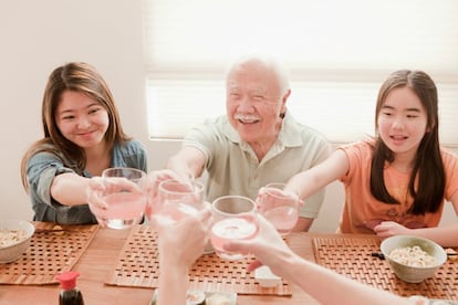 <p dir="ltr">“En Japón, actualmente el país más longevo del mundo, hay muchos centenarios que siguen gozando de la vida”, recuerda Takahashi. Existe por tanto, entre ellos, un alto nivel de percepción de felicidad que mantienen a pesar del deterioro físico y cognitivo propios de su edad. <a href="https://www.researchgate.net/profile/Nobuyoshi_Hirose3/publications" target="_blank">El doctor Nobuyoshi Hirose, lo atribuyó en sus estudios gerontológicos</a>, a ciertos aspectos adaptativos que se desarrollan a medida que envejecemos. “Es todavía una hipótesis”, señala, “pero es es posible que, al envejecer, cambie la manera de pensar”. De esta forma los ancianos perderían interés en lo material o el estatus social y gozarían de una mayor tranquilidad mental. “Encuentran la felicidad dando más importancia a la continuidad de los antepasados a través de sus hijos y a considerar a la persona misma como una parte de la naturaleza”, concluye Hirose.</p>