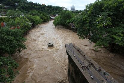 El nivel del agua del río Cuale, en Puerto Vallarta, se elevó tras el paso de 'Nora'. Las autoridades estatales continúan la búsqueda de una mujer que fue arrastrada en su vehículo también por el desbordamiento de este río.