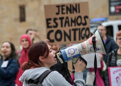 El sindicato de estudiantes y diversos colectivos feministas han convocado una concentración para protestar contra el presidente de la Federación Española de Fútbol, Luis Rubiales en la Plaza del Marqués, el pasado 1 de septiembre, en Gijón.