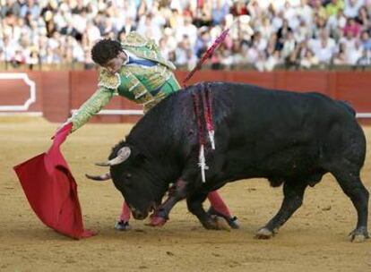 Luis Vilches, durante la faena a su segundo toro.