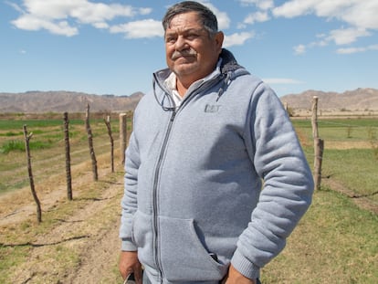 Don Beto en su rancho Tata Lobo que utiliza el sistema silvopastoril, en Mexicali.