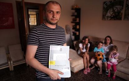 Carlos Villaseca, junto a su familia en su vivienda de Aranjuez (Madrid).